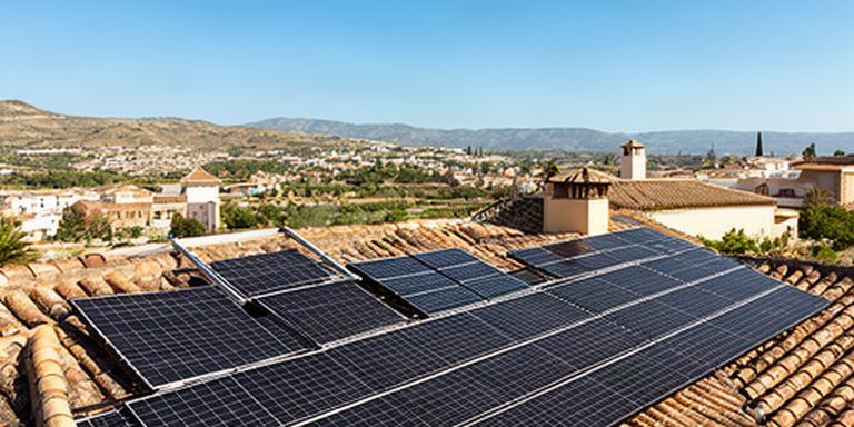 Paneles solares instalados sobre la cubierta de una vivienda andaluza bajo un cielo despejado